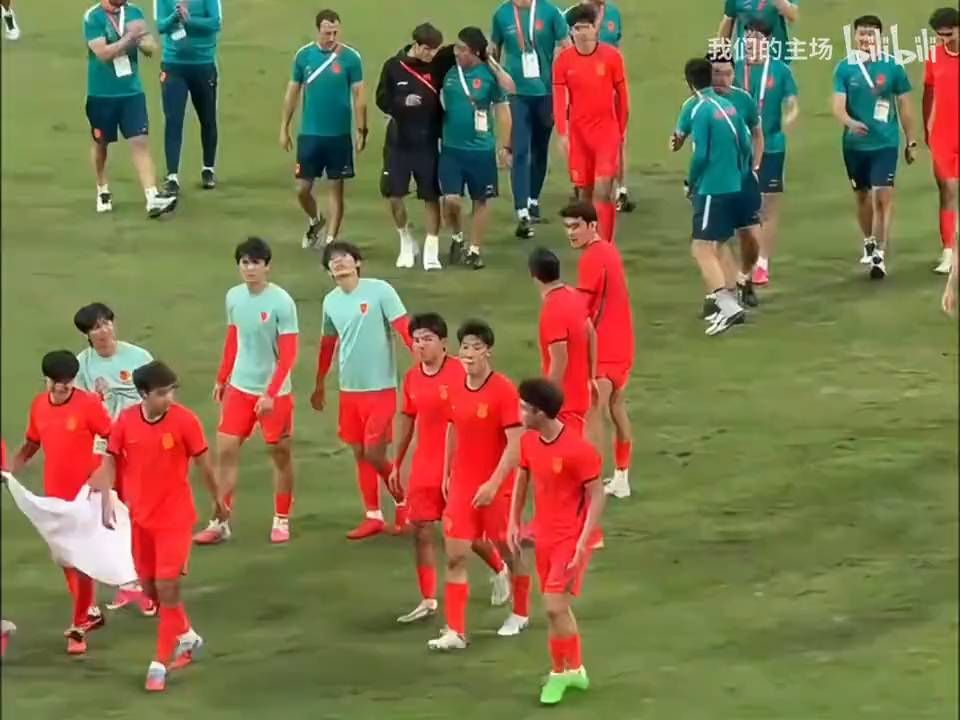 现场实拍，u23国足夺亚运会铜牌后谢场，这一刻看哭多少人！