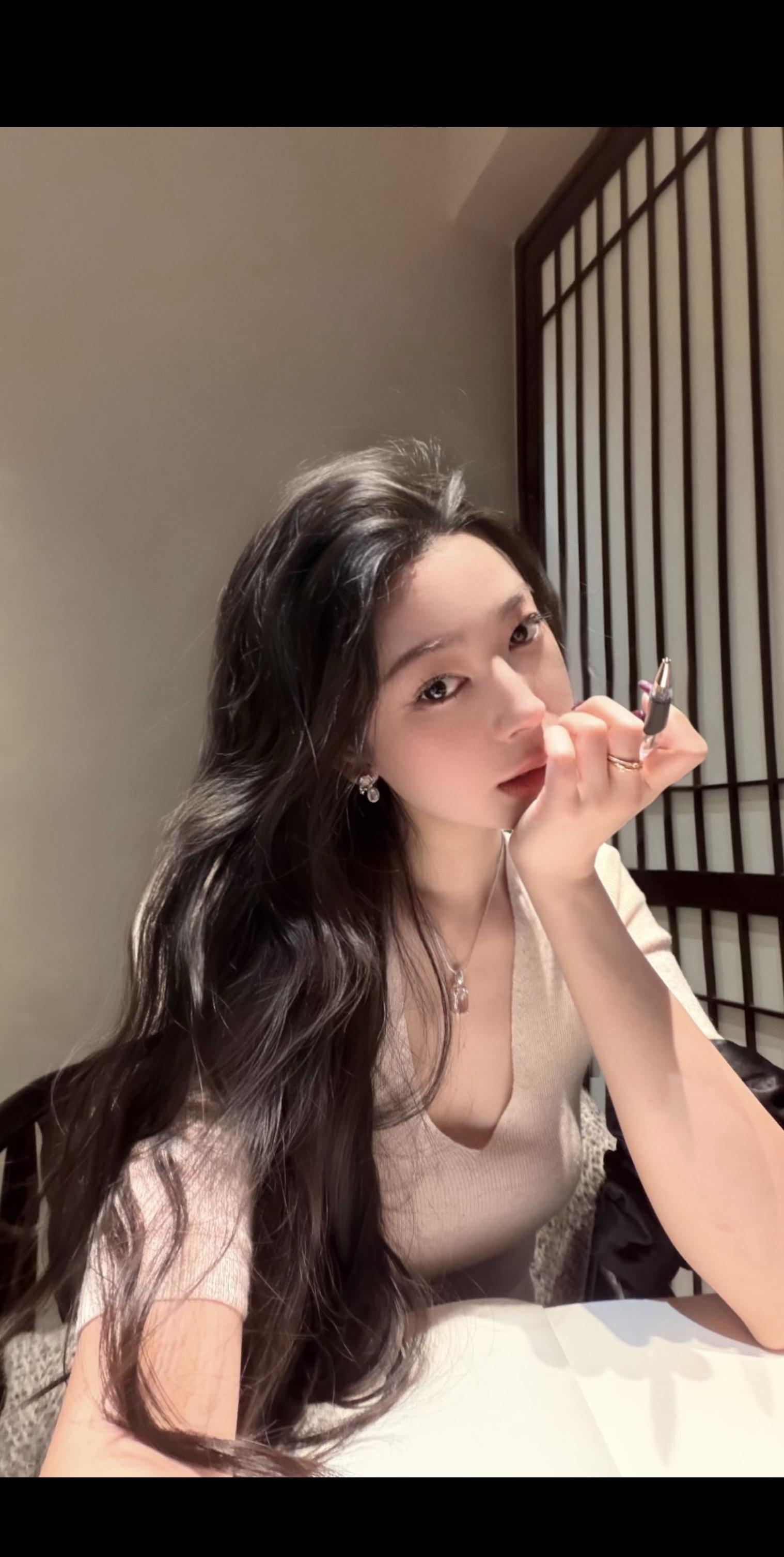 她满怀激情 对幸福信心十足