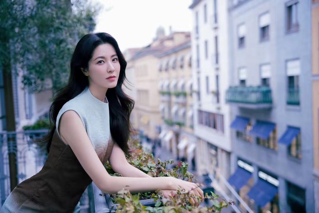 “中戏96级校花”曾黎，三段恋情无疾而终，如今48岁的她孑然一身 