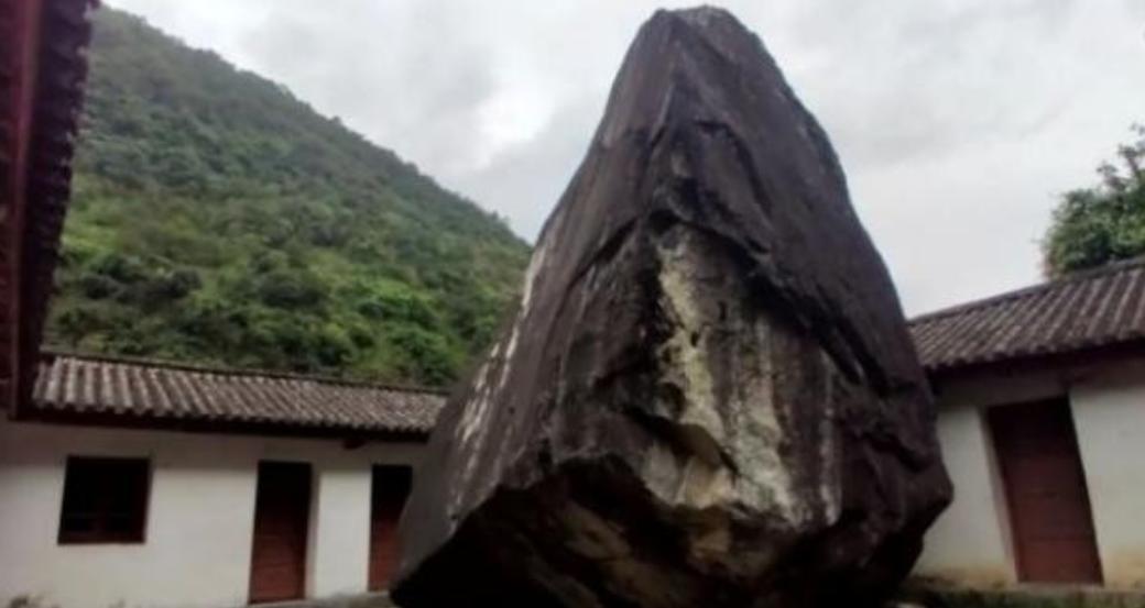 1983年，怒江一所中学内，突然从天上砸下来一颗重量高达500多吨，长约3米多高