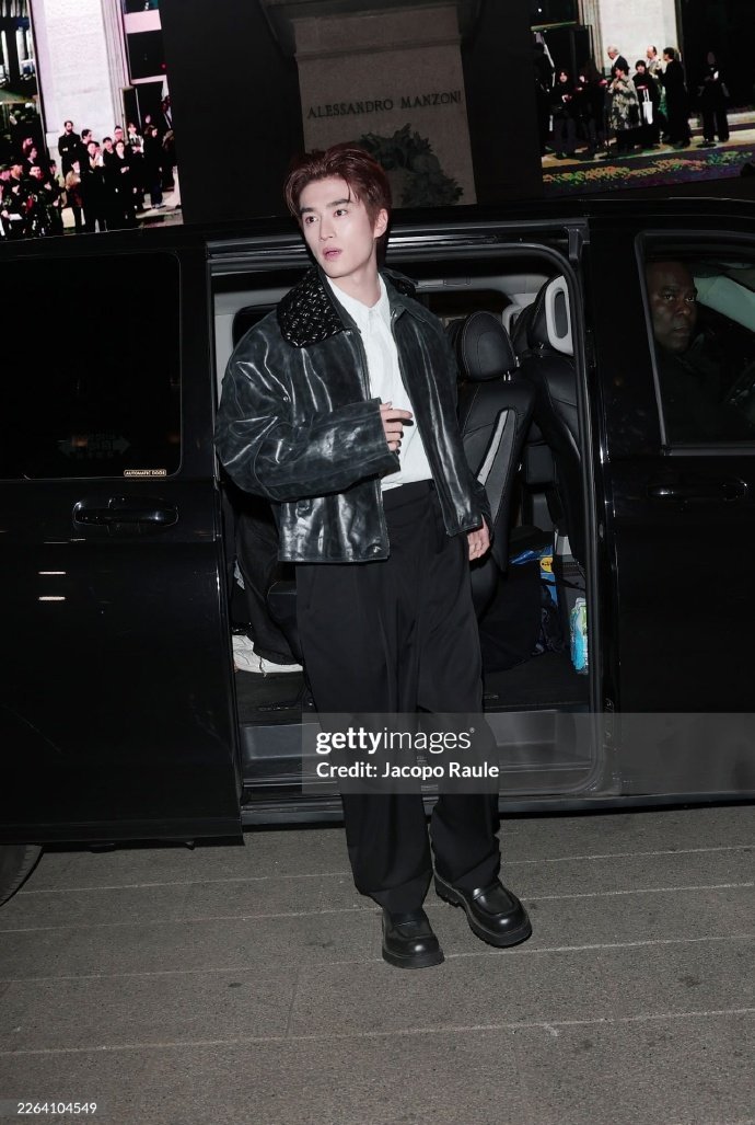 张康乐米兰看秀G社生图张康乐裸上身张康乐裸上身，咱就说薄肌身材线条恰到好处啊，谁