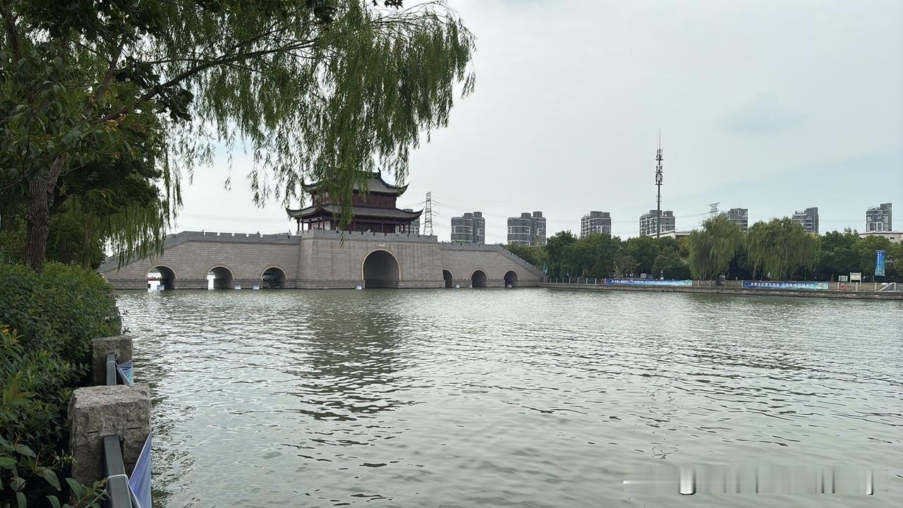 上海郊区的农家乐慢慢消失，真不是大家不爱往郊区跑了。
以前周末驱车一小时，摘两斤