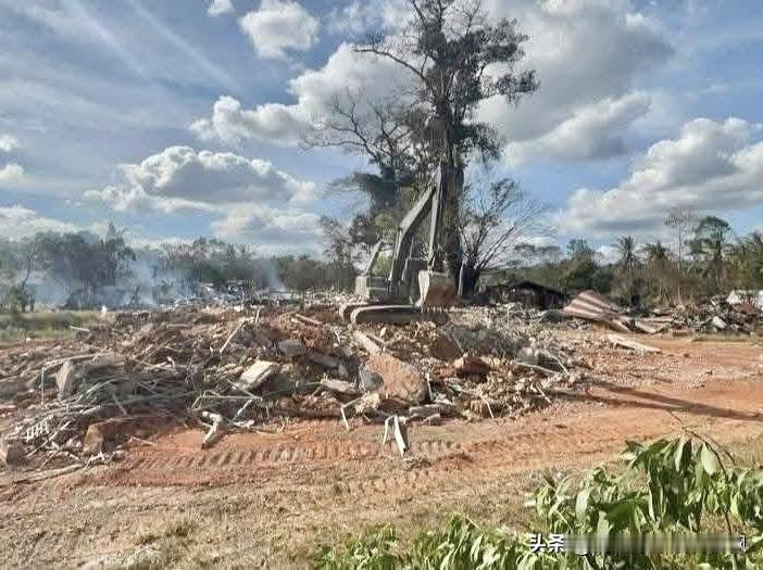 泰国陆军把挖掘机开上夺回的高地上“搞拆迁”

泰国陆军工程兵12月22日拆除了柬