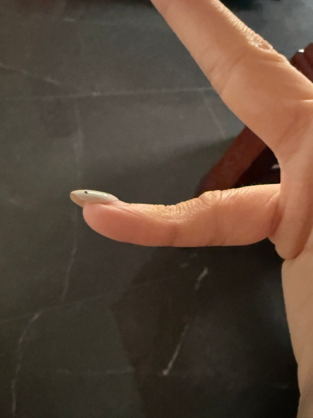 原来这样玩手机才毁眼毁眼其实还好，没太感觉出来。但是托手机导致小拇指变形这你受得