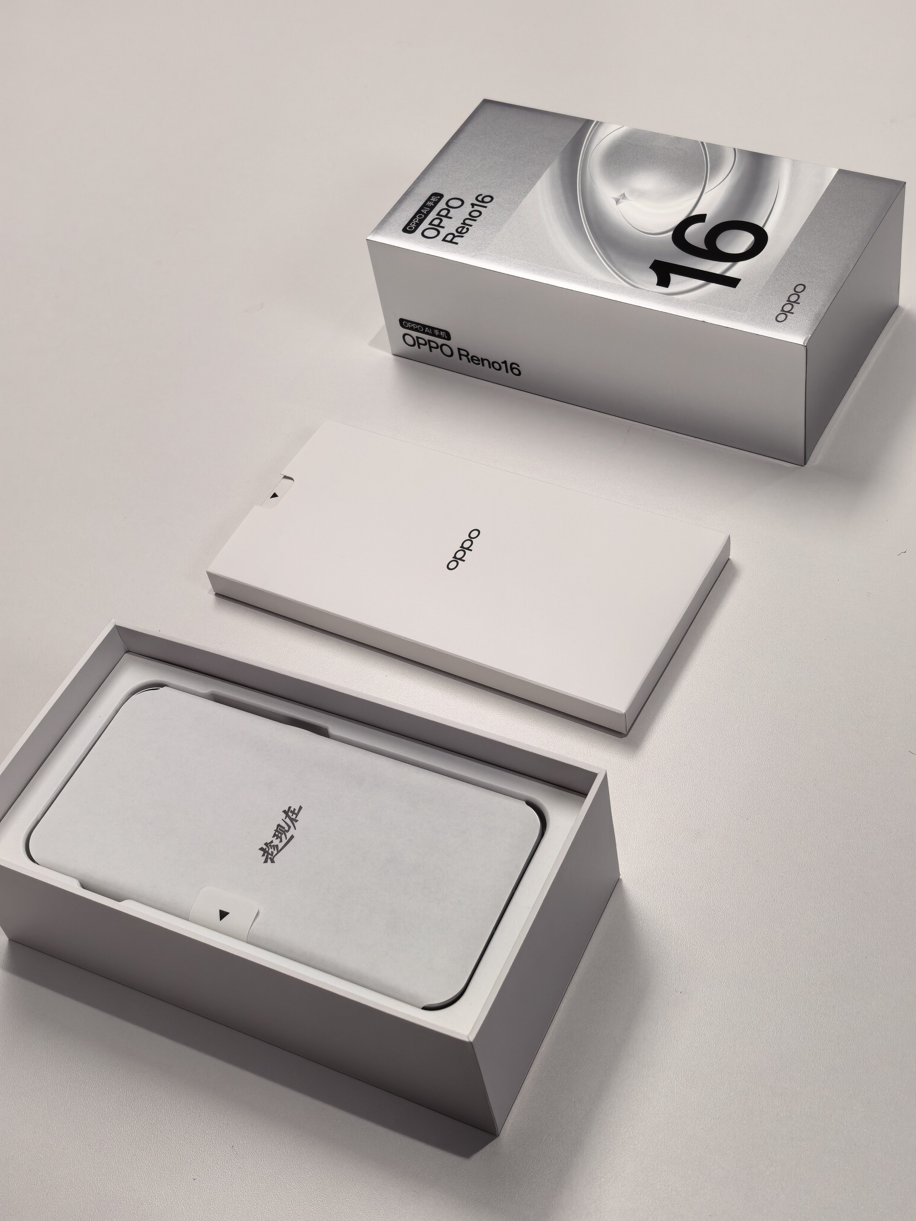 opporeno16 颜值是真的高3D悬浮星球工艺的加入让后壳有种裸眼3D的感觉