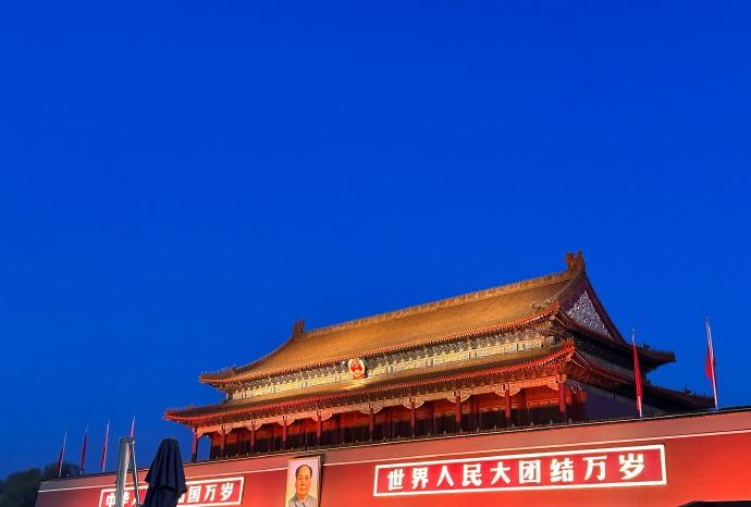 昨天还三点半起床去看升旗仪式，今天这会儿已经坐到工位上了，无力感无力无力
北京