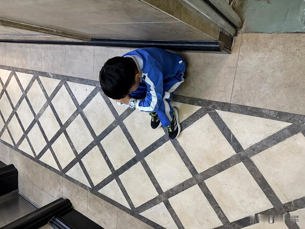 （1435）：孩子，早上好。今天深圳天气不错，早晨凉爽，但是中午可能会有点儿热，