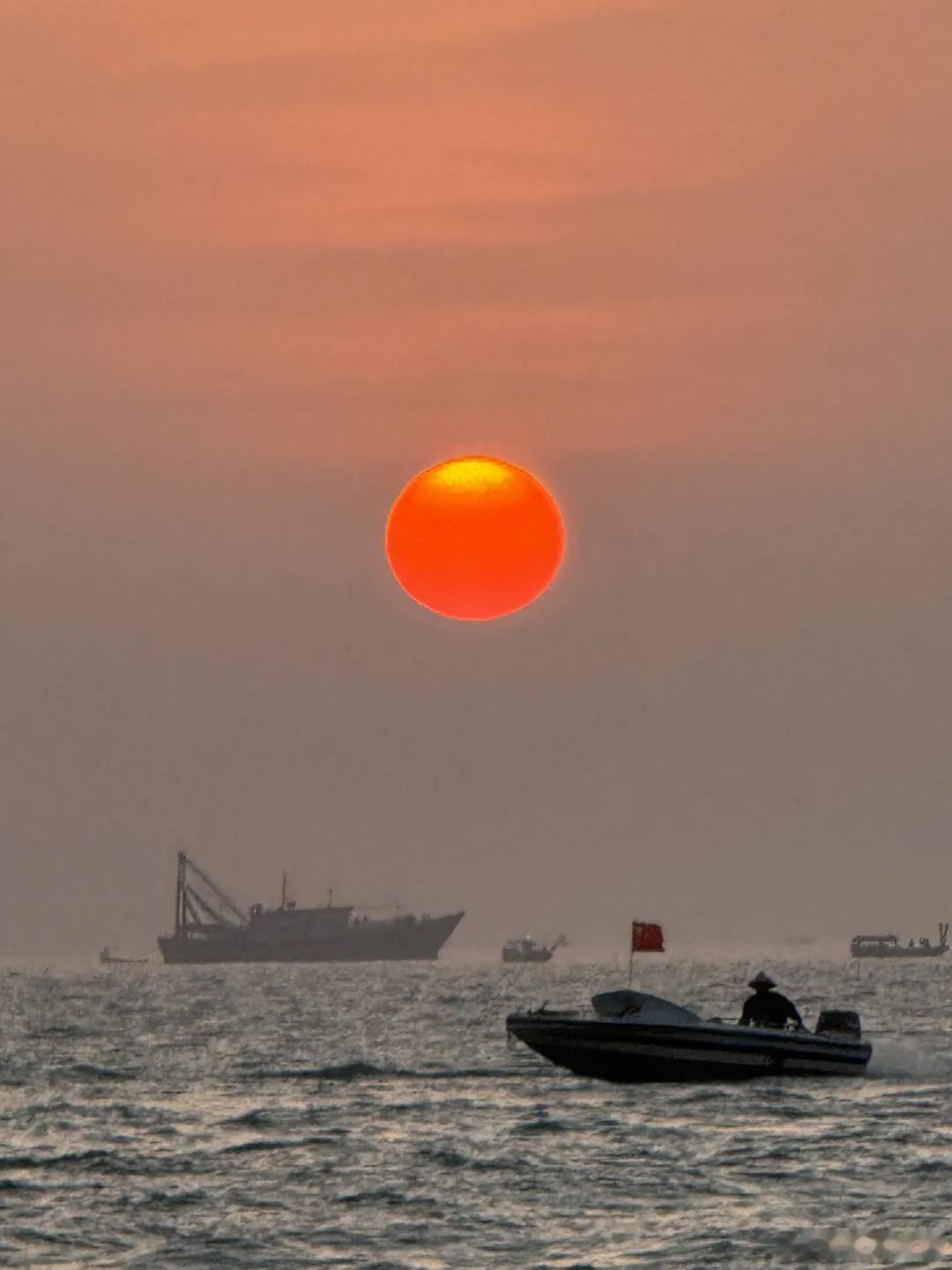 大年初三！北海银滩“咸蛋黄”日落太美了吧！！  海边的落日橘色浪漫！ 冬日的北海