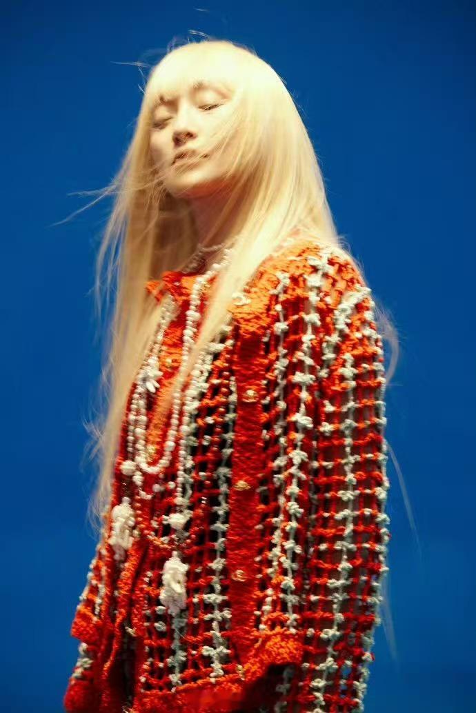 周迅金色长发 从金发到黑发，从复古到现代，周迅用一组大片把千禧年的美学玩明白了。