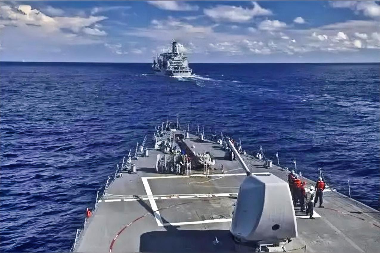 [浮云]万里之外的荷兰军舰公然越线挑衅，未经申报擅闯中国西沙海域，还嚣张放飞舰载