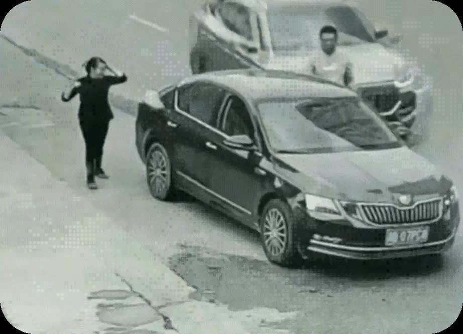 两个人都有过错，开车的司机不长眼，准备上车的不回头看看，危险无处不在，时刻注意安