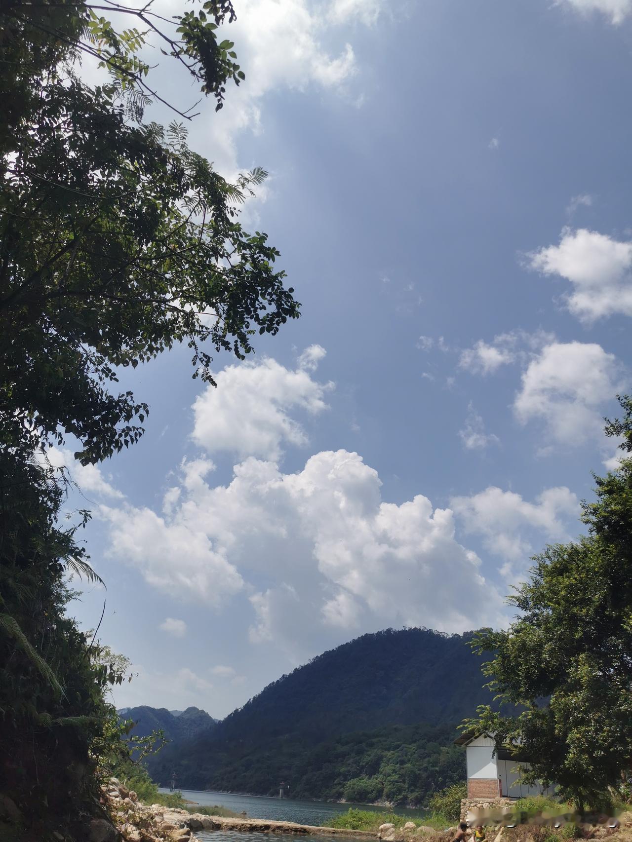 分享一张相册里随手拍的天空
