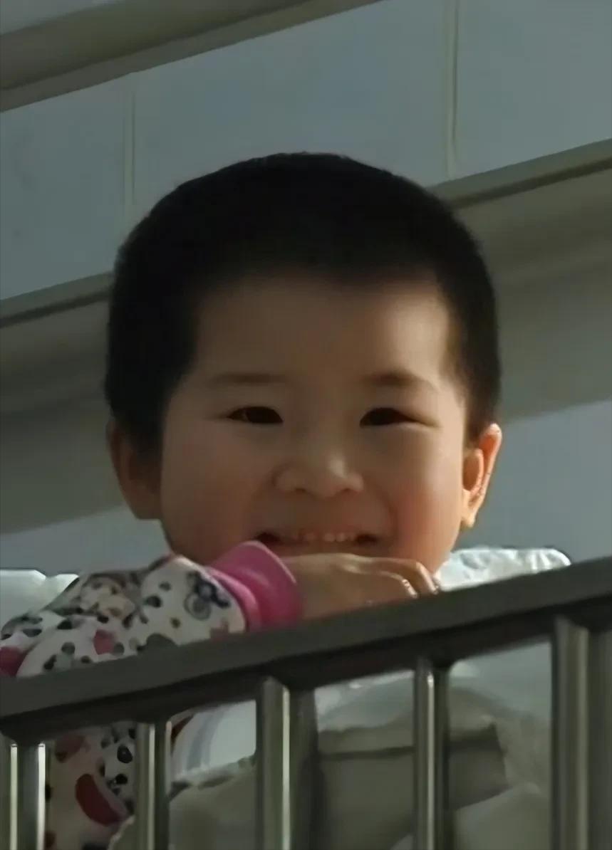 2014年，上海一4岁小女孩，在龙华医院门诊大厅的角落里，静静地等待去上厕所的爸