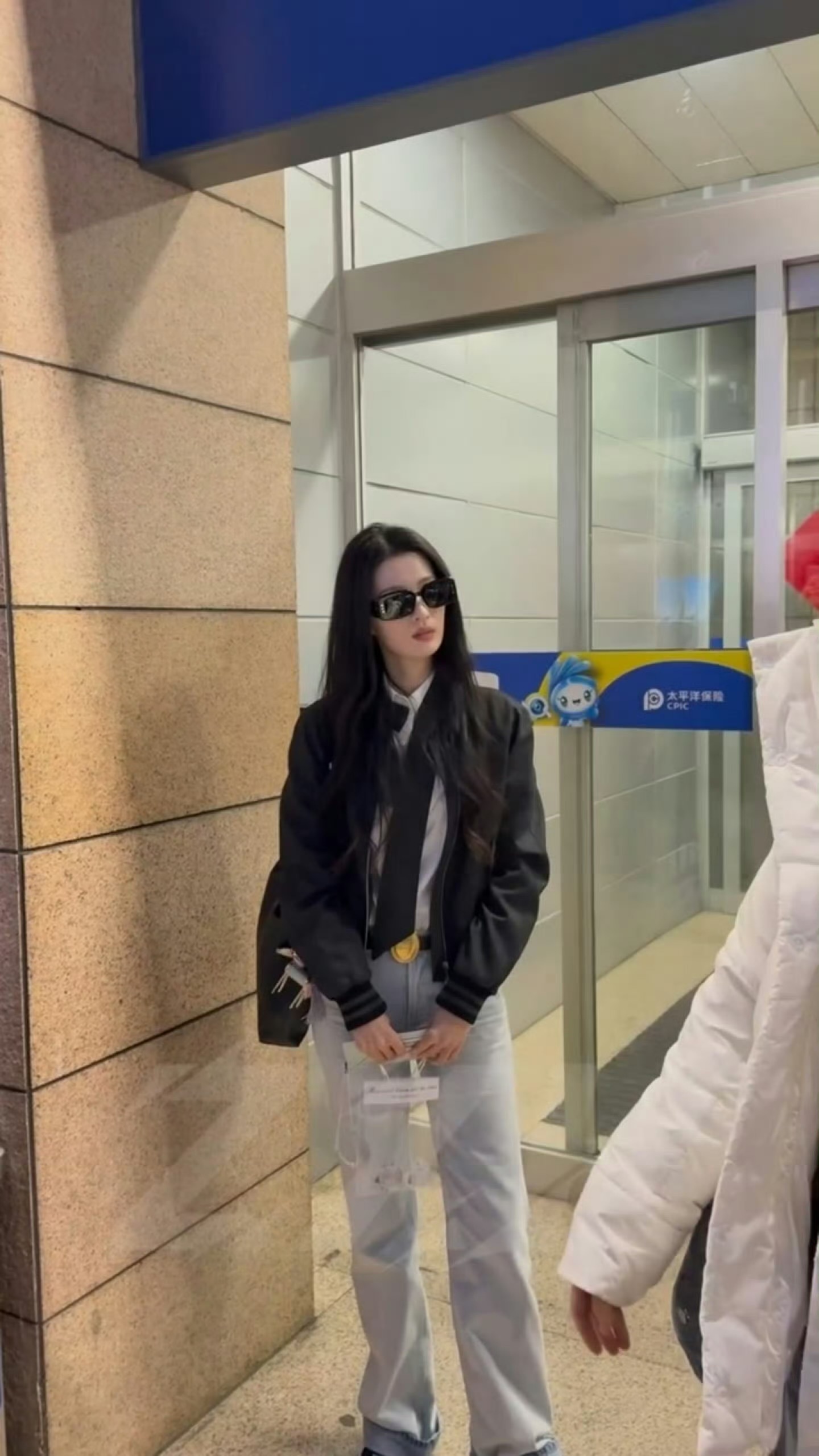 王楚然出发巴黎时装周，为国争光的美貌！ 