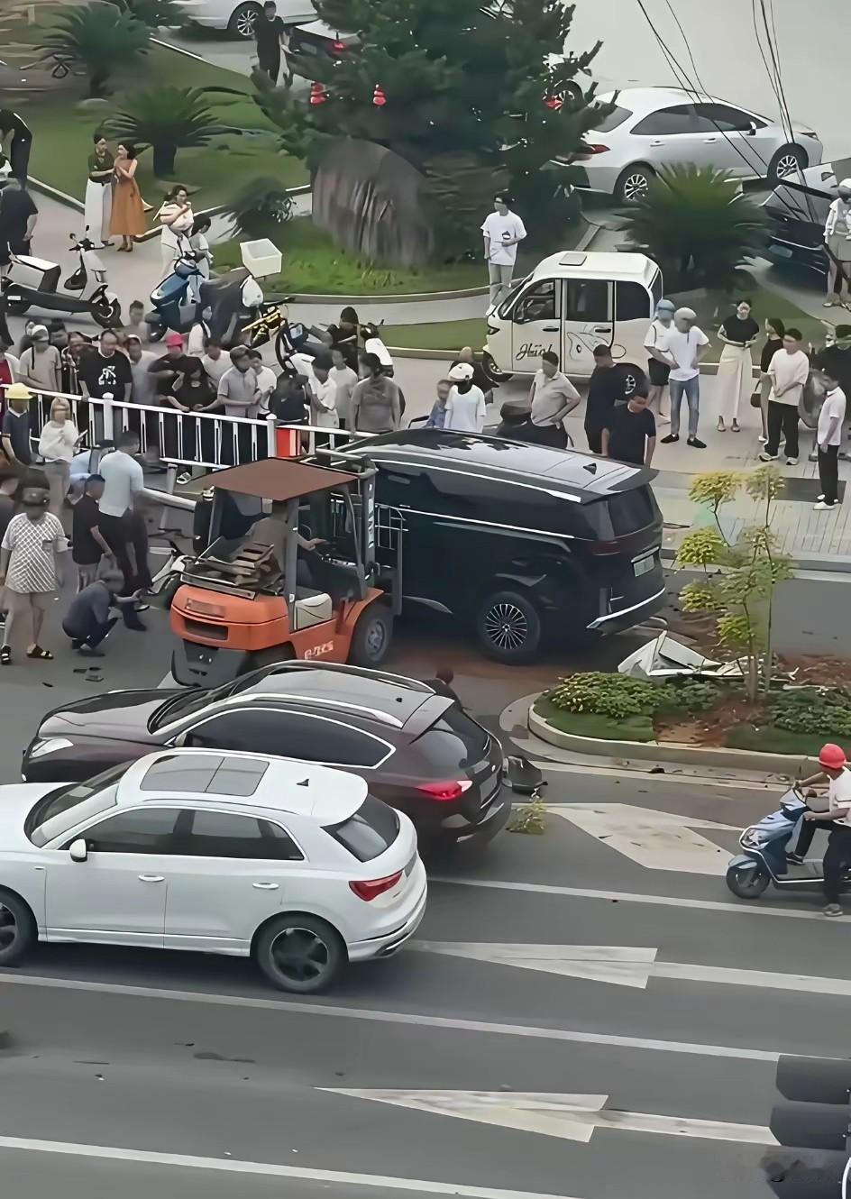 安徽广德的车祸传开后，本地网友直接在各个群里炸了锅，相关讨论刷了整整一天：“我家