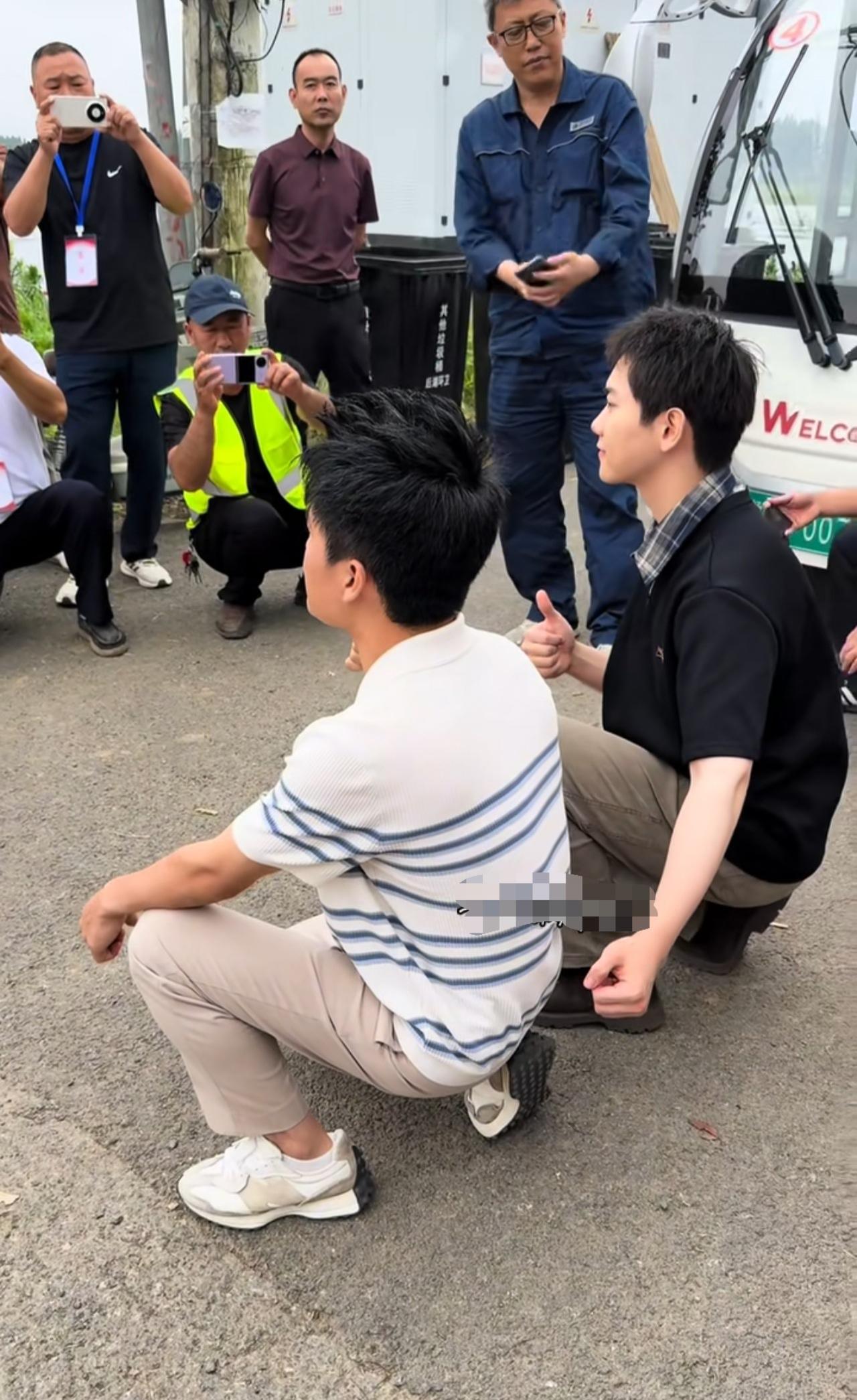 不用啥高深华丽的辞藻，
解释什么叫团队精神，
看看关键时刻，
伸向队友背后的手，