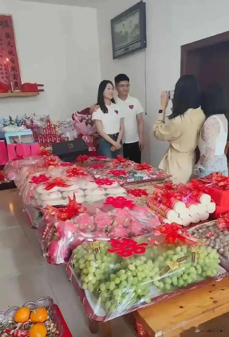 太不可思议了！别人结婚都是送钱送首饰，可他们是送水果送面条。

这是什么地方的习