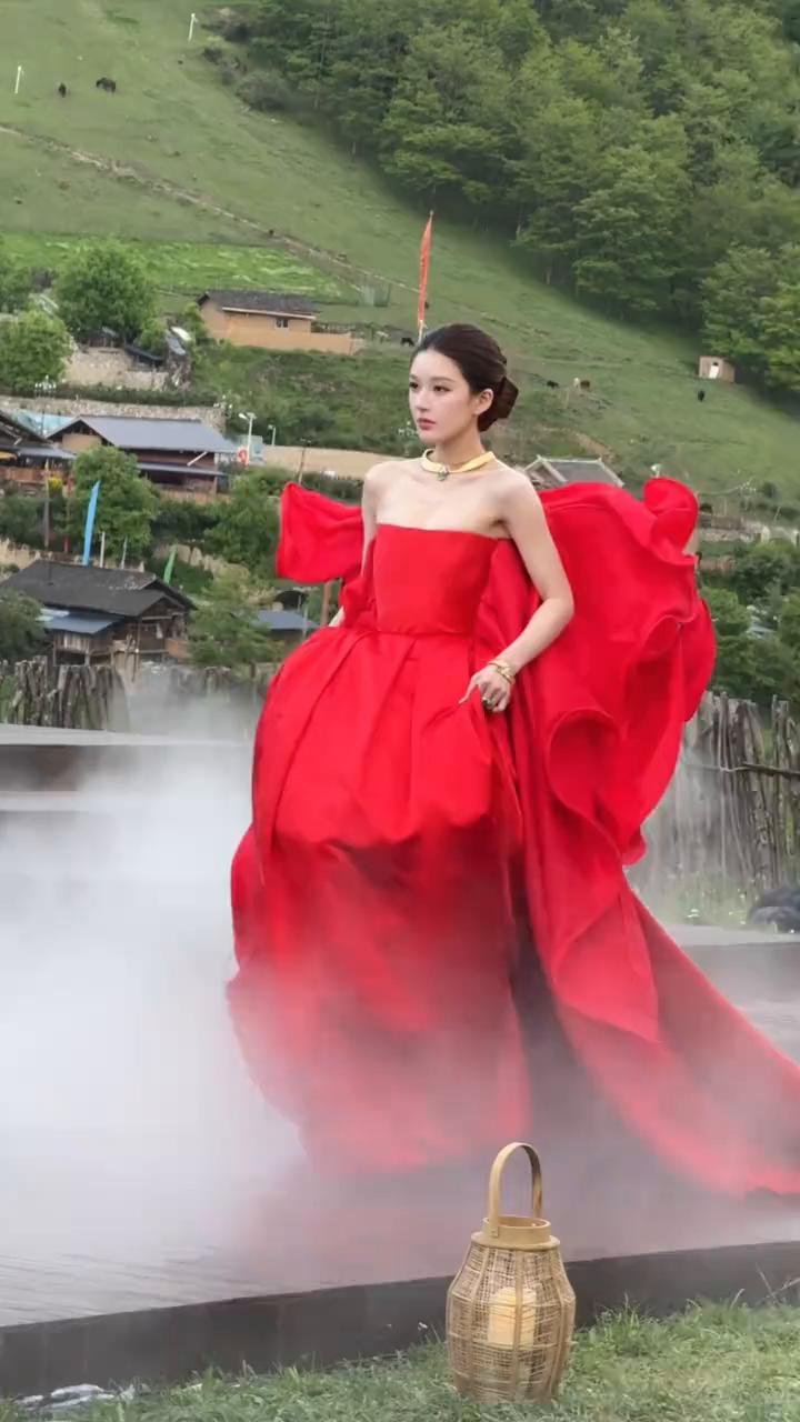 直观感受到自然光对演员颜值的考验有多大了，直接让女明星的脸部状态无所遁形了。本来