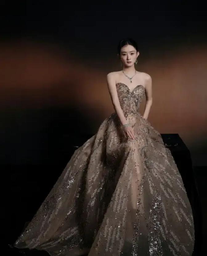 赵丽颖微博之夜连换两套Elie Saab高定，全场唯一。

红毯先穿银白水晶长裙