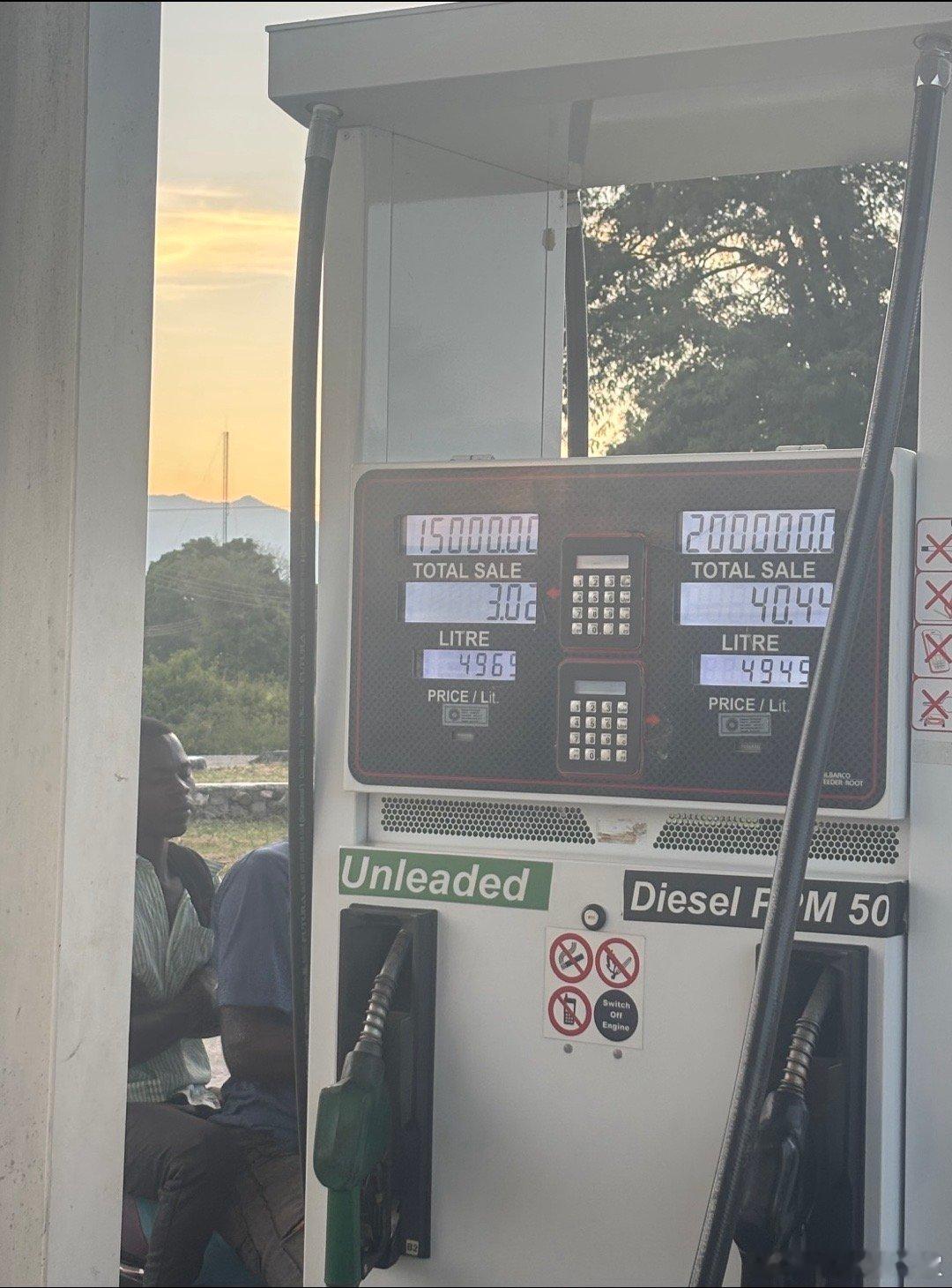 一小国的悲哀，很可能就体现在油价上，一升汽油竟然需要19.88元，你能想象，这是