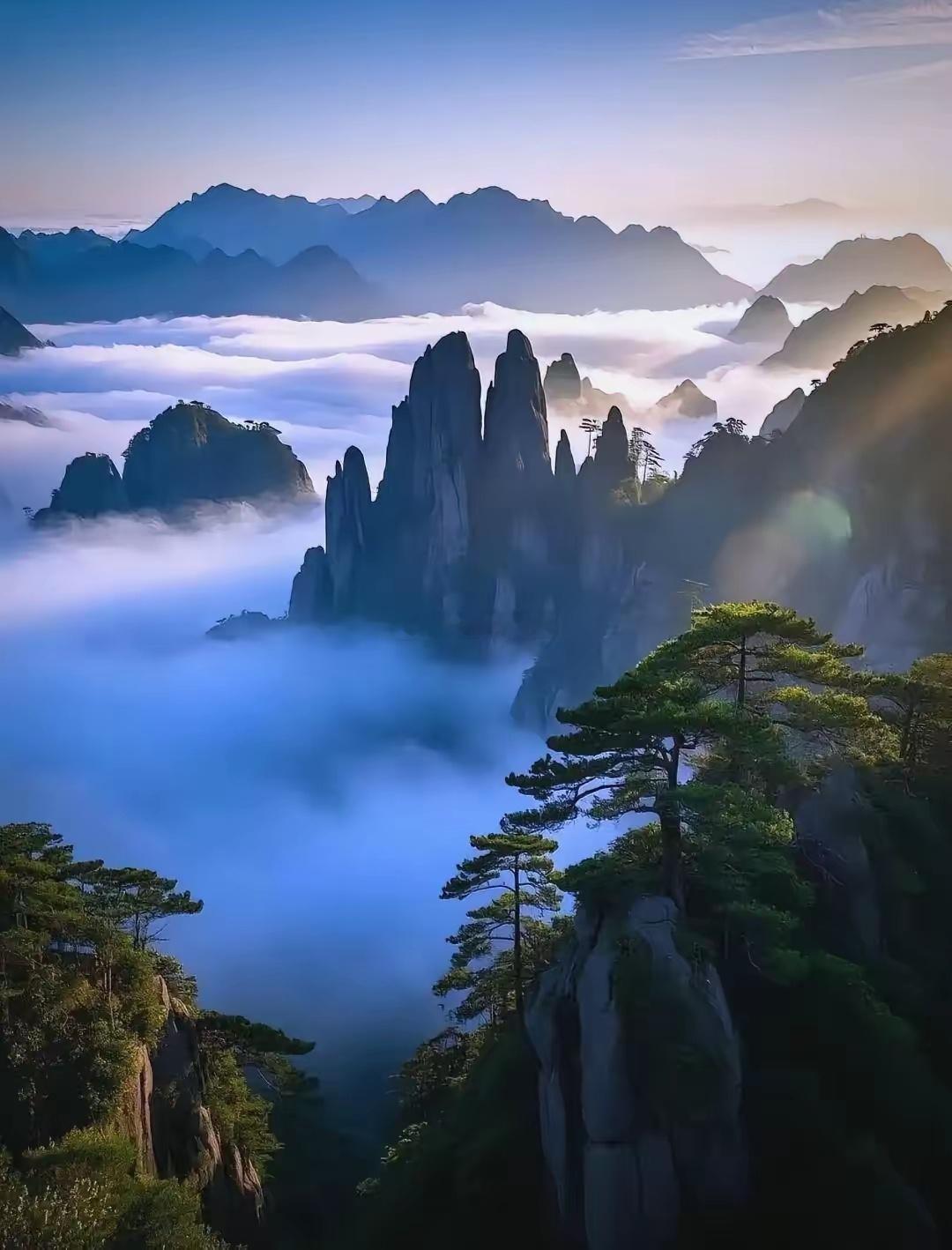 三山，五岳，五湖，四海：1、三山是指:黄山，庐山，雁荡山。2、五岳是指:东岳泰山