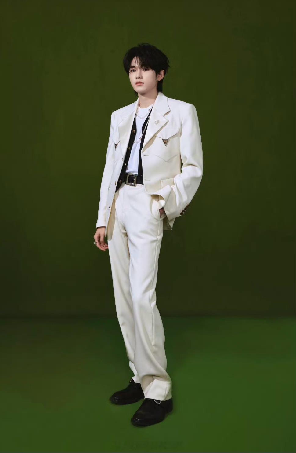 宋亚轩 宋亚轩┊释出一组节目造型大片，身穿VERSACE 2026夏日度假系列白