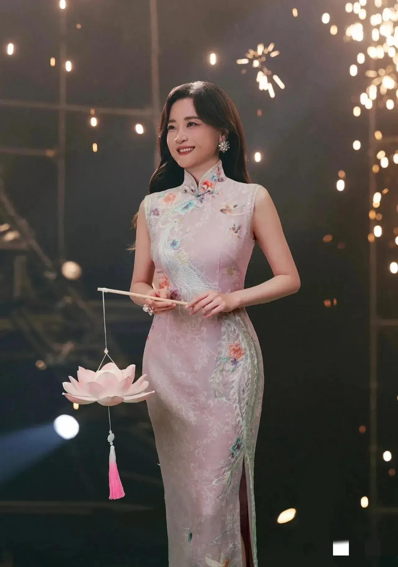 旗袍是最身材的，发现瘦身成功的贾玲气质好绝，话说回来一下子瘦百来斤，不知道后面会