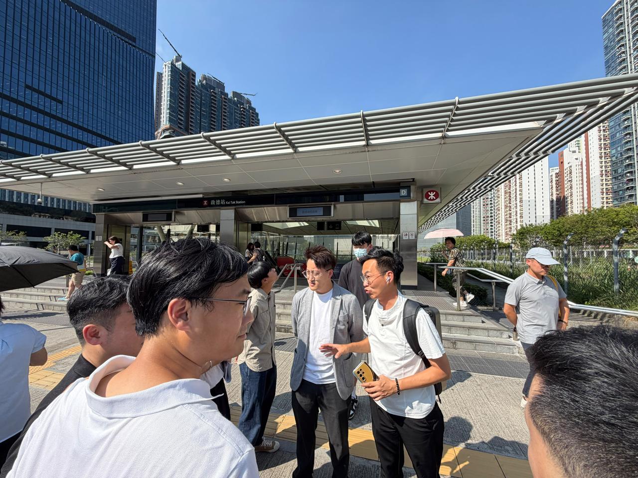 关于"启德站外有市民跣倒被渠盖割伤的事件，高Sir十分关注事件，特意去视察一下后