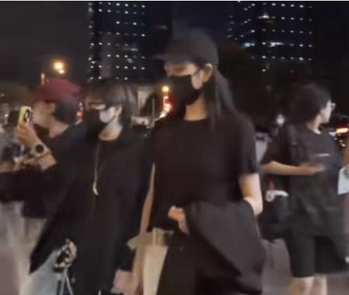 王鸥这事有点意思！
明明能独自美丽，
偏往是非圈里钻。

何九华那声明写得够绝，