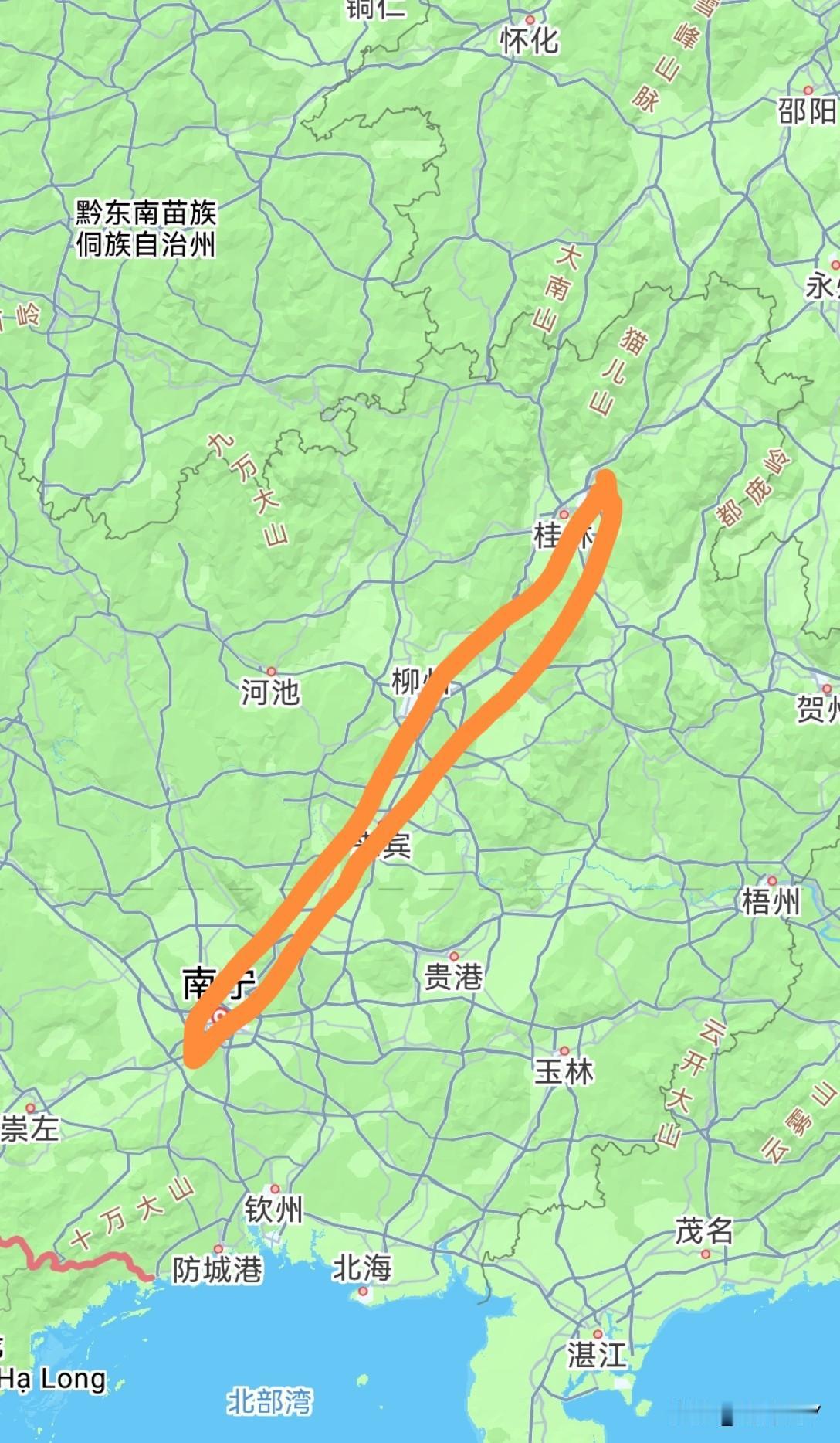 广西应该向四川学习建设成德绵经济带那样，打造南（宁）柳（州）桂（林）产业布局群。