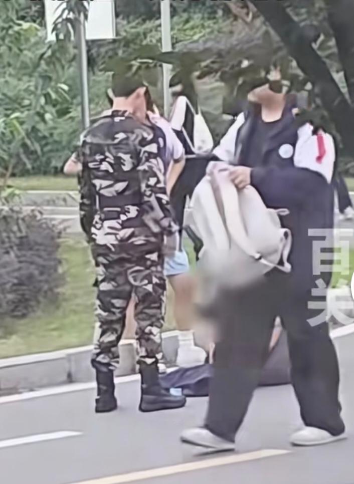 经常刷到霸凌事件，刚刚看到在重庆一所学校老师逼迫学生下跪？事件的起因是学校纠察队