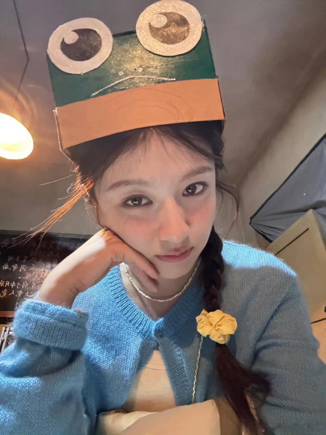 李兰迪徒手抓青蛙李兰迪勇到我佩服！海岛物料里直接上手抓青蛙，淡定自若超硬核，旁人