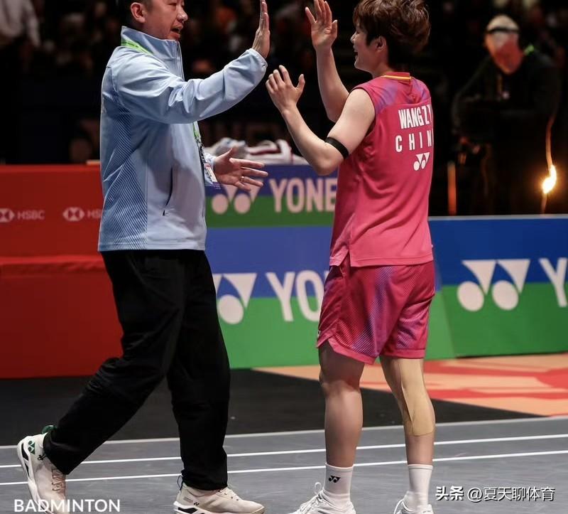 王祉怡夺冠，终于翻过了这座大山，罗毅刚教练眼含热泪跑到场上拥抱她！输十次安洗莹又