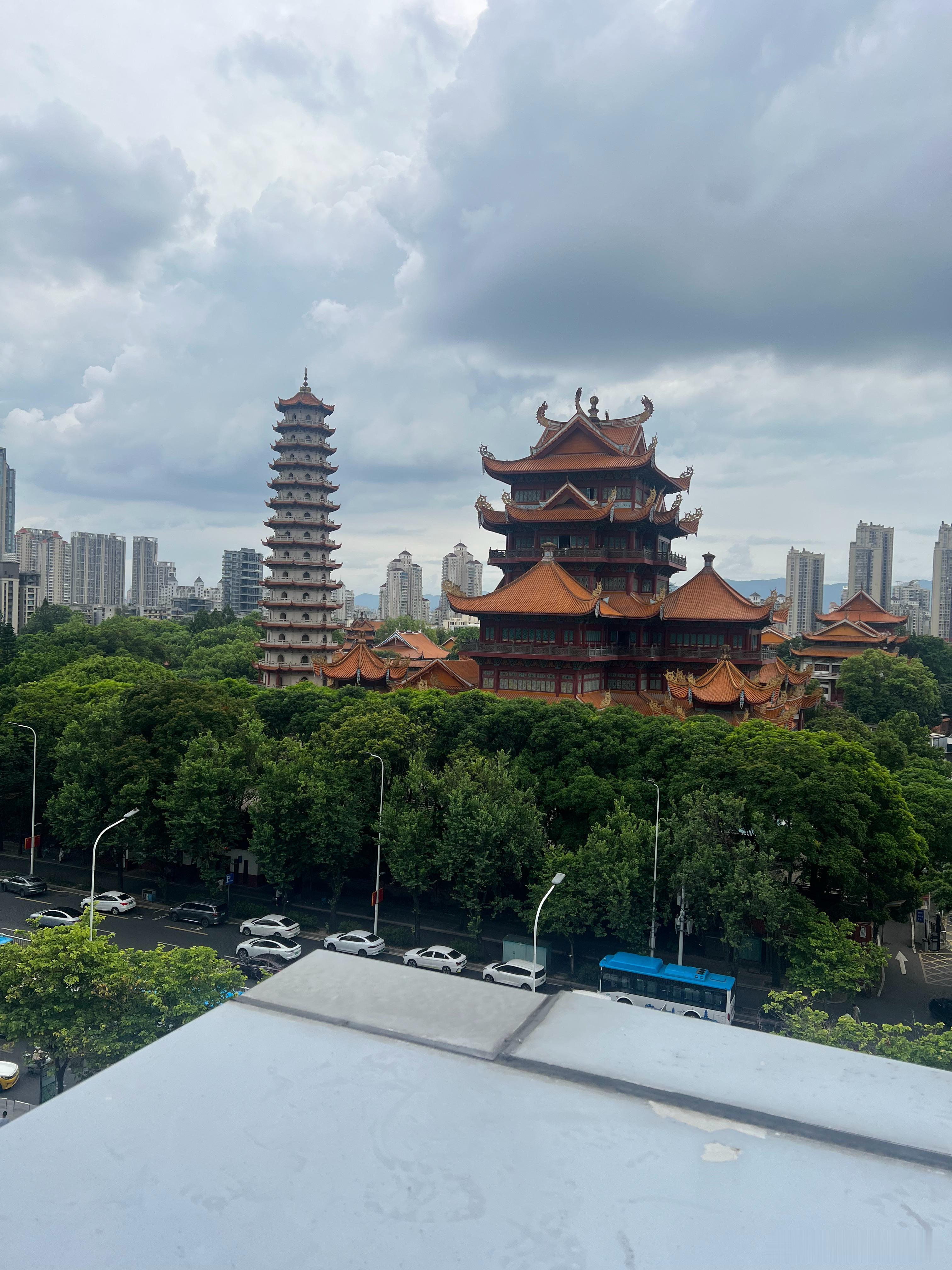 从万象城这个角度瞭望西禅寺，一楼一塔相映，一半人间烟火，一半古寺禅意，古今同框太