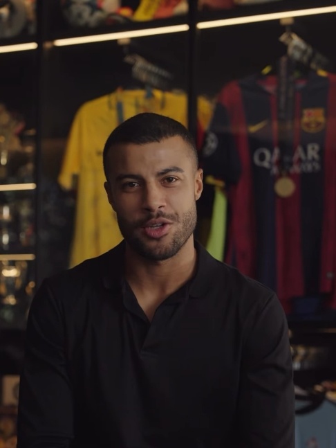 32岁的巴西中场拉菲尼亚·阿尔坎塔拉在社媒宣布了自己将结束职业生涯的消息。拉菲尼