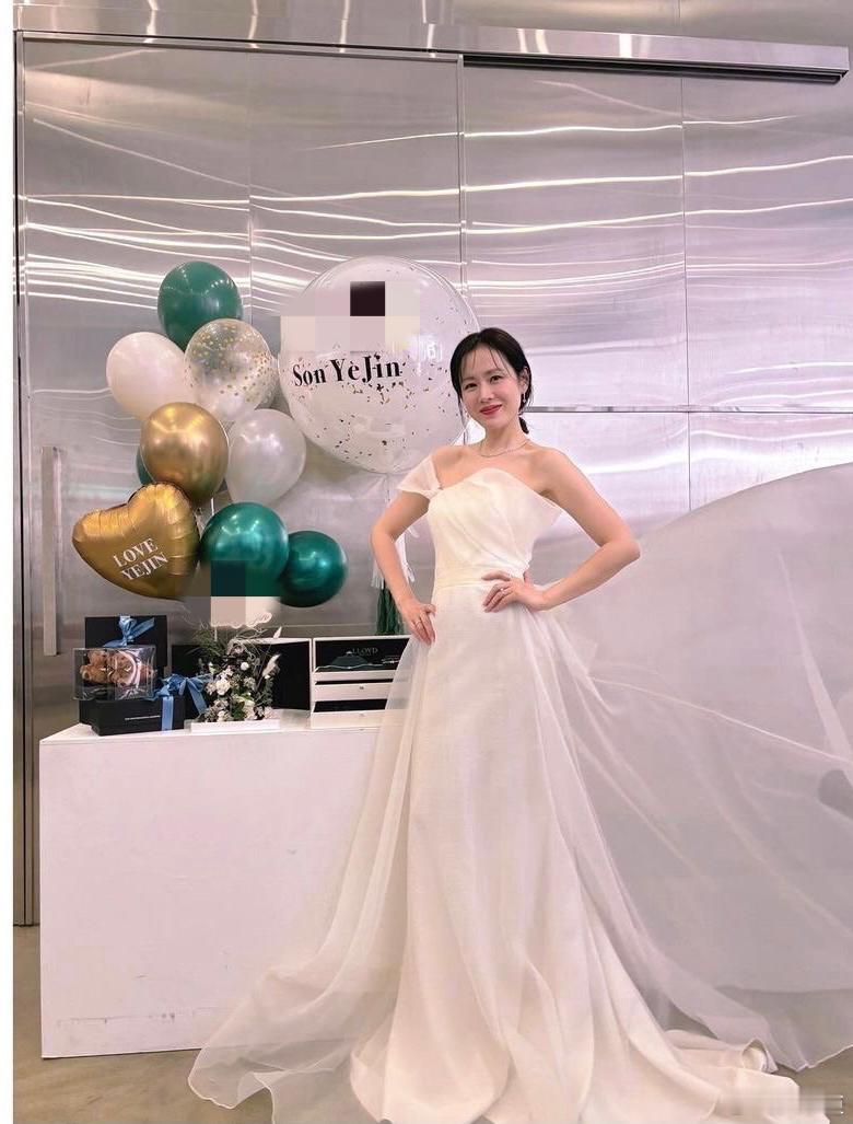 #孙艺珍婚纱造型# 妈妈最新婚纱造型好美啊～ ​​​