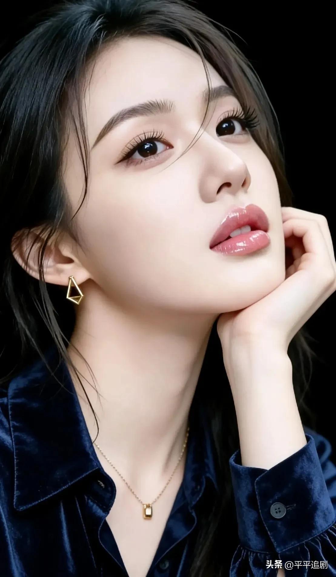 藏青丝绒裹着沉静，金饰勾勒棱角。
抬眼时，眼里有星光，也有不被定义的锋芒。
气质