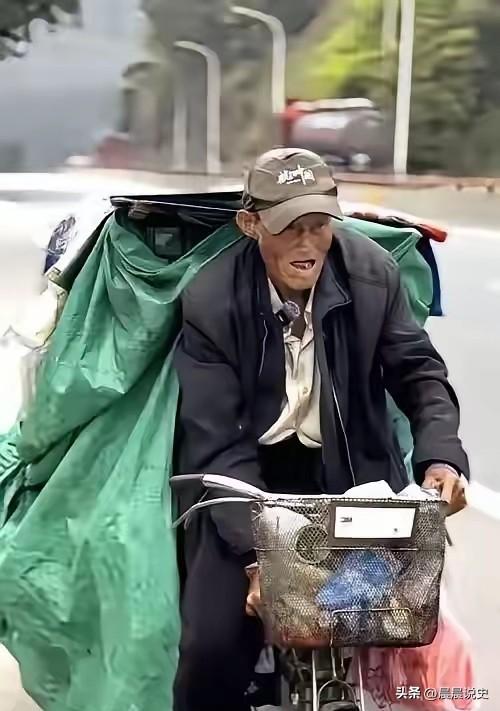 61岁痛失全家，骑三轮车流浪30年，91岁老人的半生救赎，看哭无数人
 
有一个