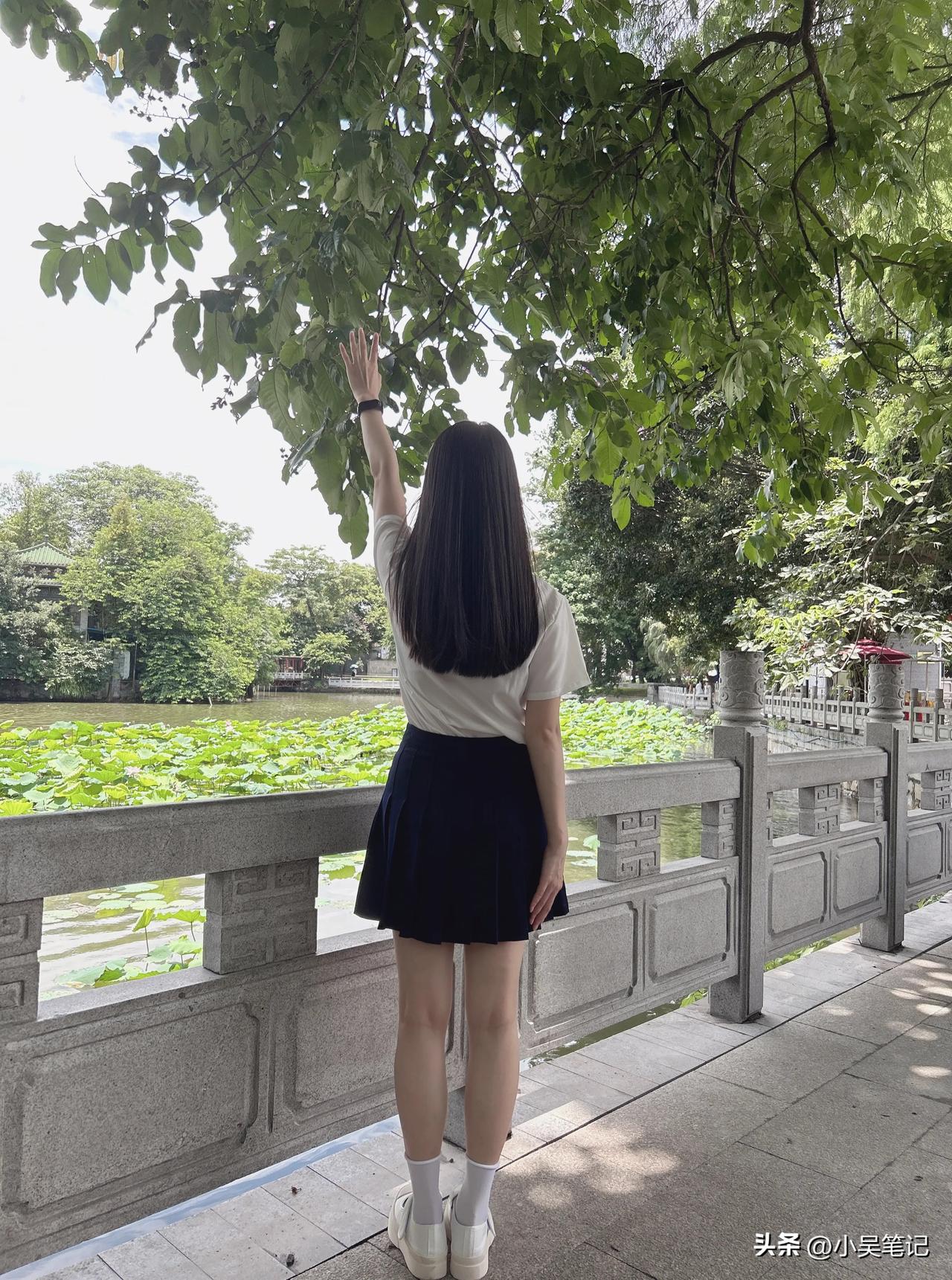 #下联：荷塘荷叶荷花香，诚邀上联#
上联：山林山风山景美，
下联：荷塘荷叶荷花香