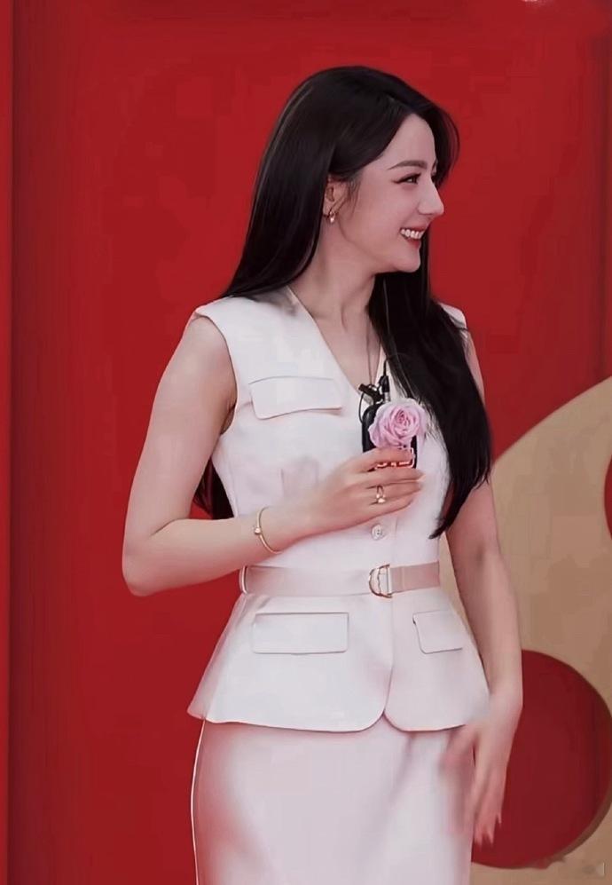迪丽热巴以香气为引迪丽热巴比姐姐先来的是香气 迪丽热巴以香气为引，迪丽热巴比姐姐