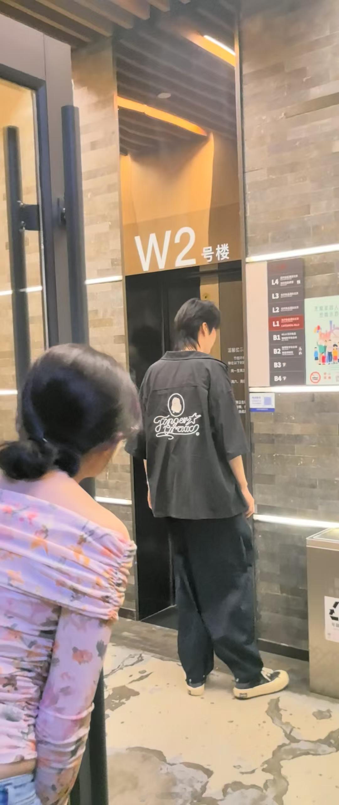 都是逗小孩儿 p1乖，p2不乖 