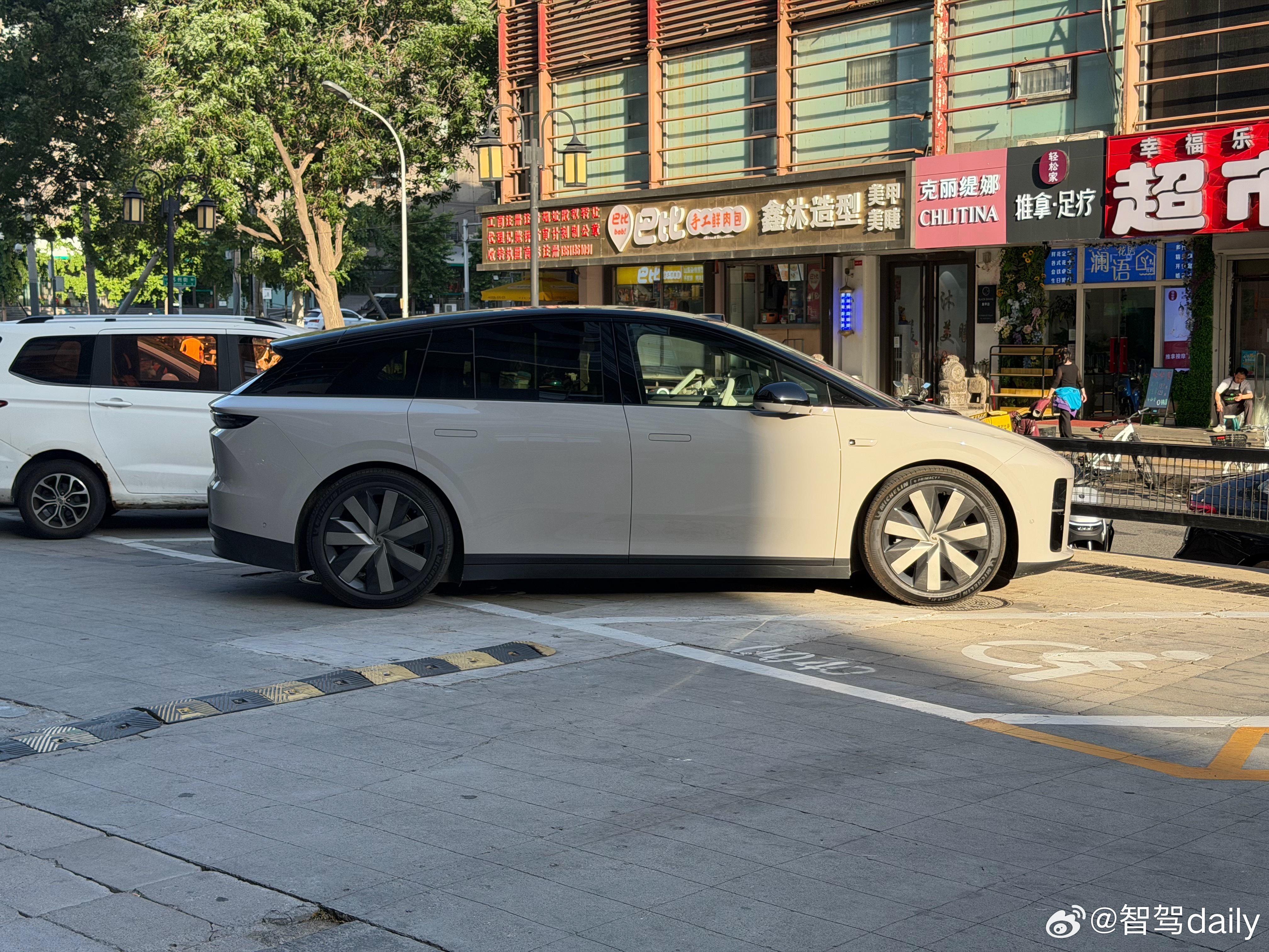理想i6连续三个月交付破2万在纯电市场是什么概念？我举几个例子，让小鹏实现单季盈