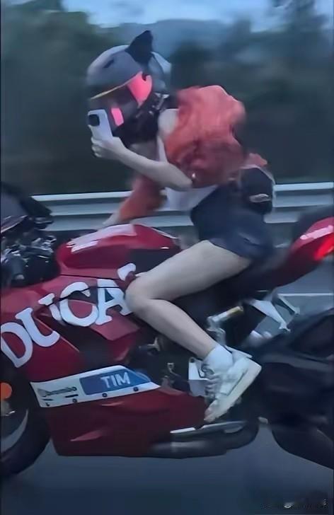 G15 沈海高速飙车事件最新通报！20 岁女骑手曹某驾驶杜卡迪，与 30岁保时捷
