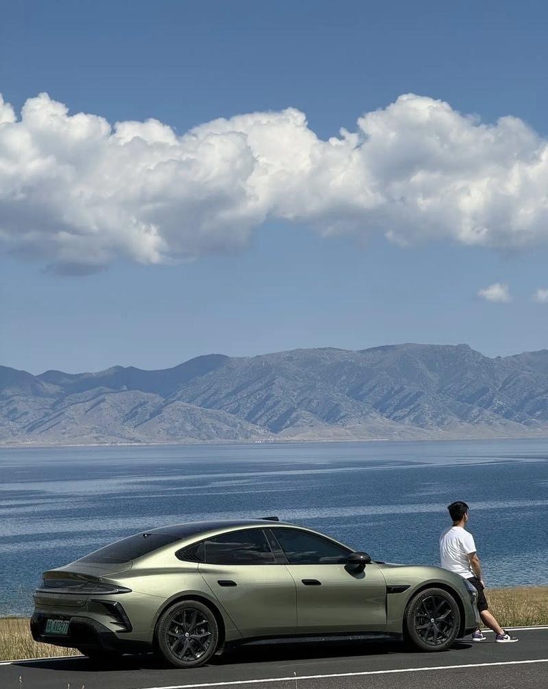 一人一车自驾游

读到这段文字时，仿佛能听见引擎启动的轻响，看见车窗外的流光。你