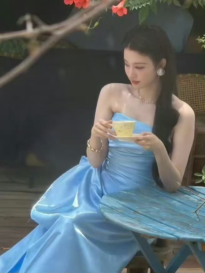 王楚然蓝色抹胸裙王楚然 王楚然穿蓝色抹胸裙参加线下活动，完全大美女来的