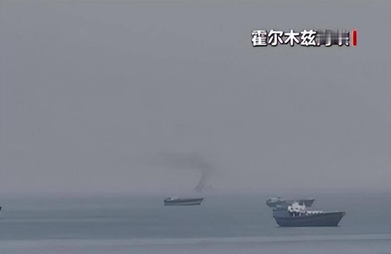 特朗普13日晚真动手了，舰机齐出封锁伊朗港口，过往船只要是进出伊朗的就被拦截。明