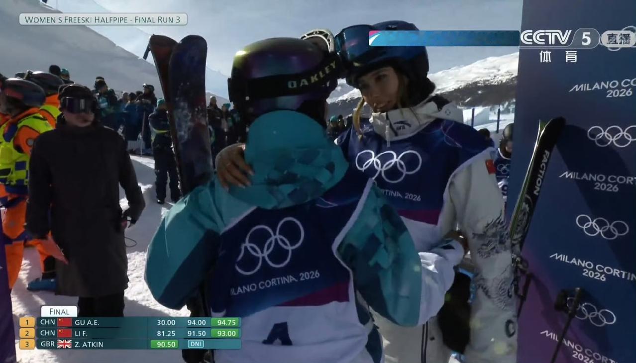 这是刚刚夺得冬奥会冠军的谷爱凌和亚军李方慧在相拥聊天，她们即是对手也是战友，如今