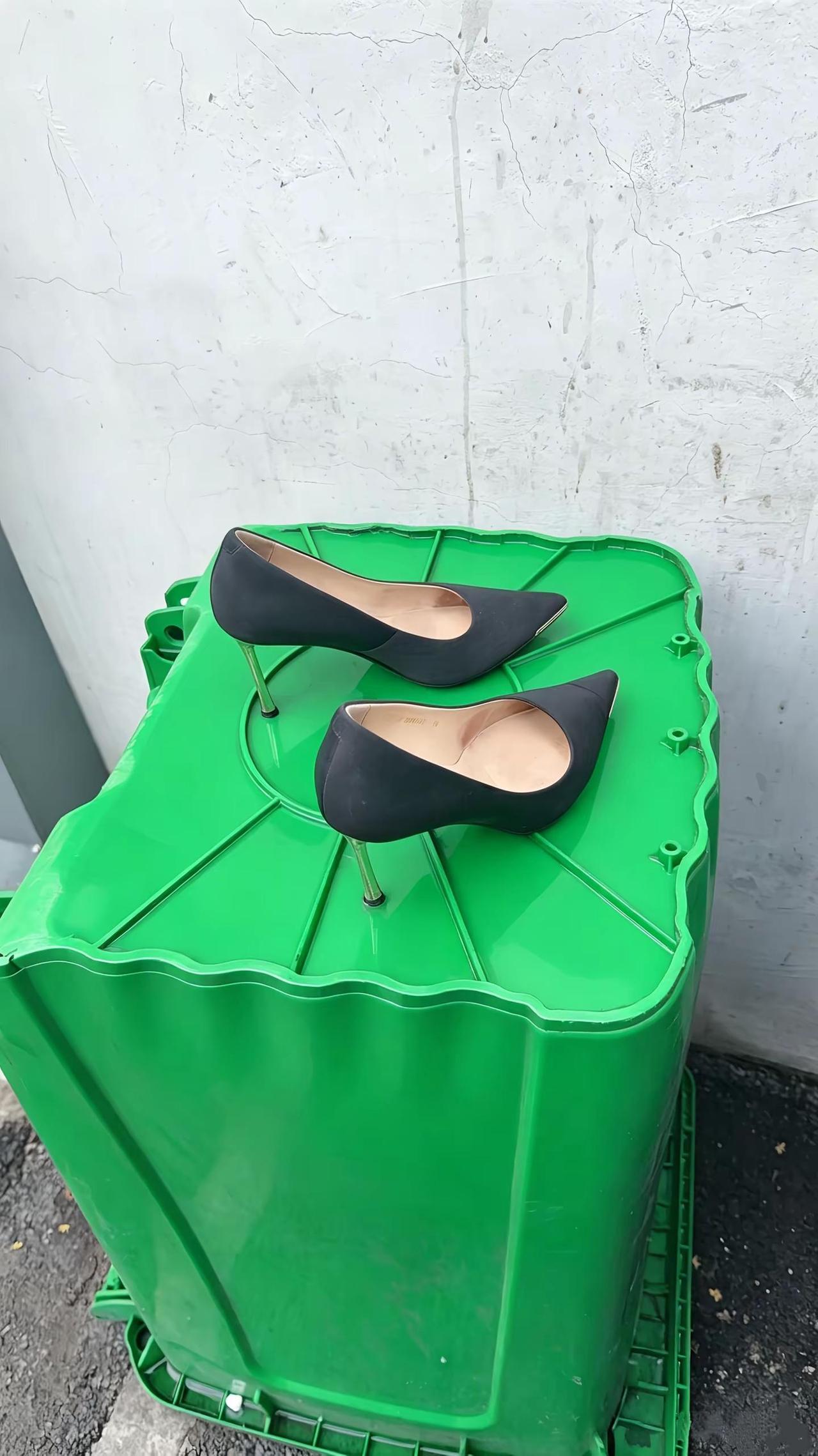 👠纵🈶万般不舍 我再怎么喜欢 可它穿在脚上始终不舒服😞所以只能舍弃垃圾桶?