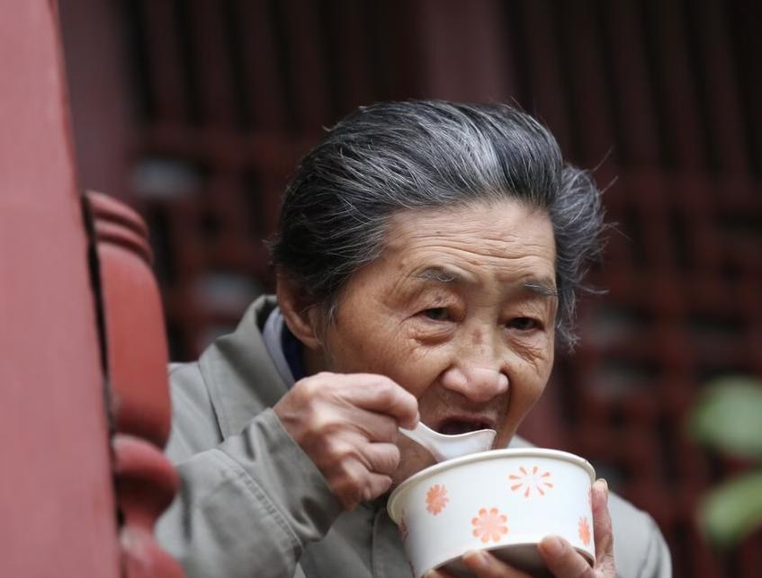 63岁大妈肾衰竭不幸离世，医生叹息：4种食物，宁可饿着也别多吃

“我真的只是想