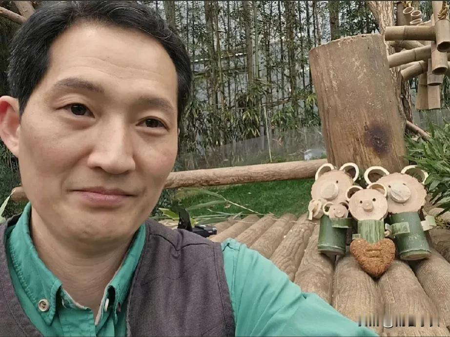福宝要回家啦！宋侍卫心碎一夜白了头。
不少网友发现即将与福宝分离的宋爷爷像疯了的